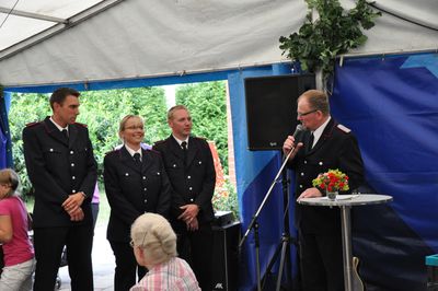 Beförderung der drei Anwärter M. Groß, J. Plewe und S. Plewe als Feuerwehrmann bzw. -frau und Aufnahme in die Horster Wehr (2011)